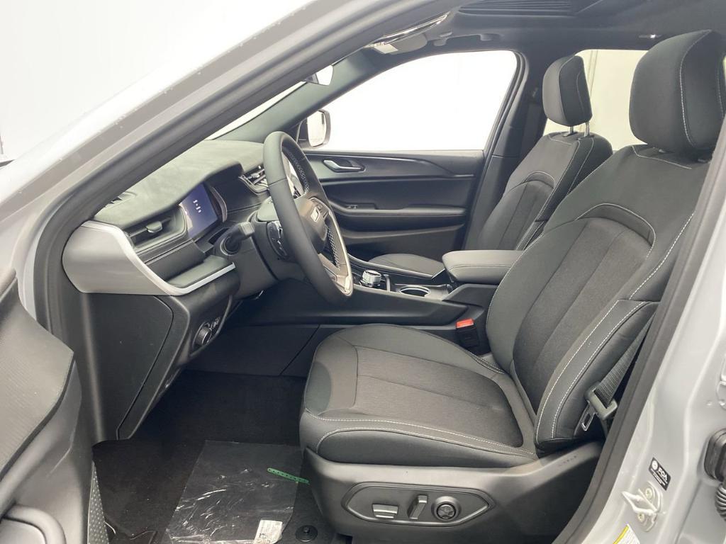 new 2025 Jeep Grand Cherokee car, priced at $41,920