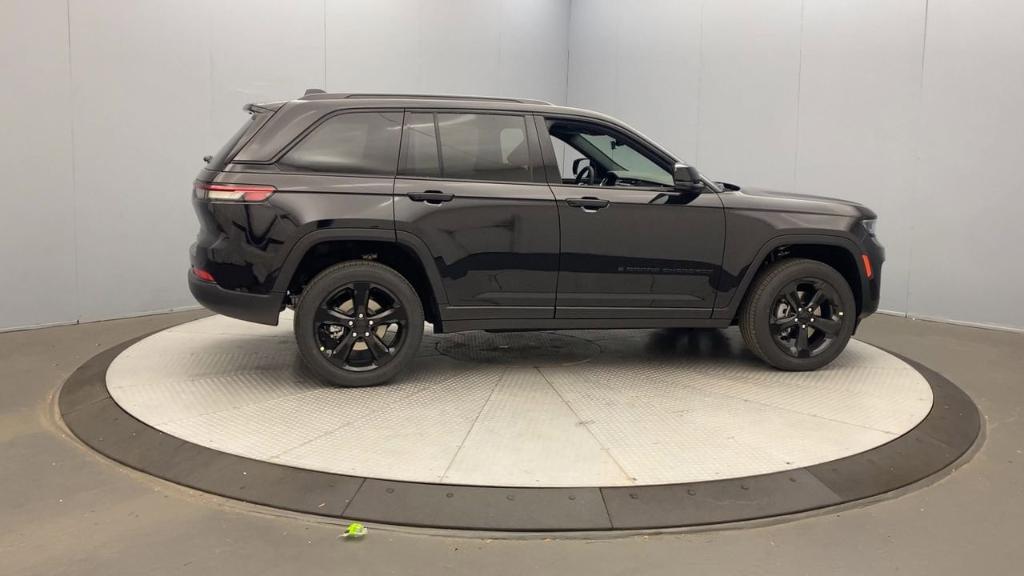 new 2025 Jeep Grand Cherokee car, priced at $45,675