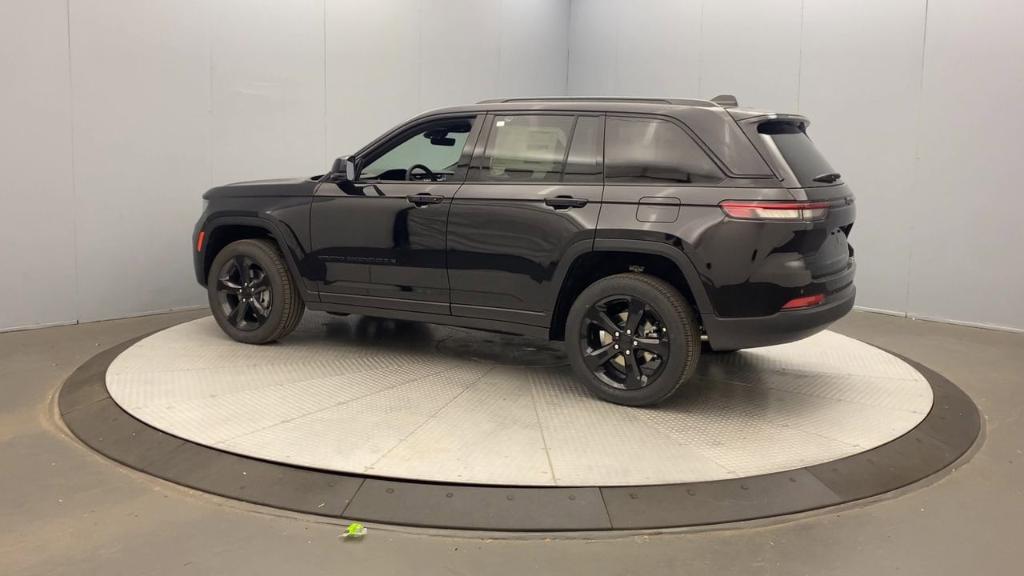 new 2025 Jeep Grand Cherokee car, priced at $45,675