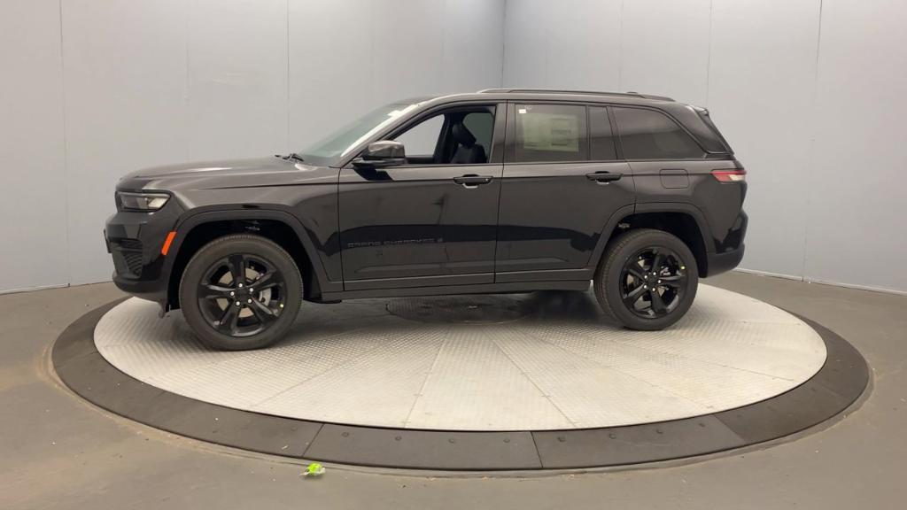 new 2025 Jeep Grand Cherokee car, priced at $46,675