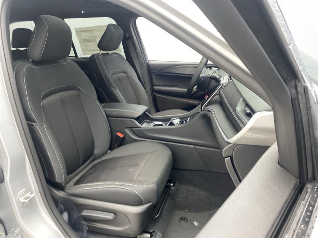 new 2025 Jeep Grand Cherokee car, priced at $39,072