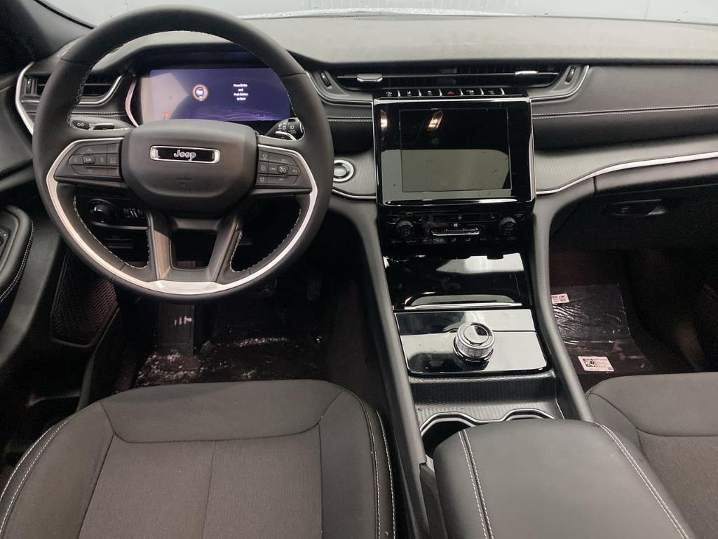new 2025 Jeep Grand Cherokee car, priced at $39,072