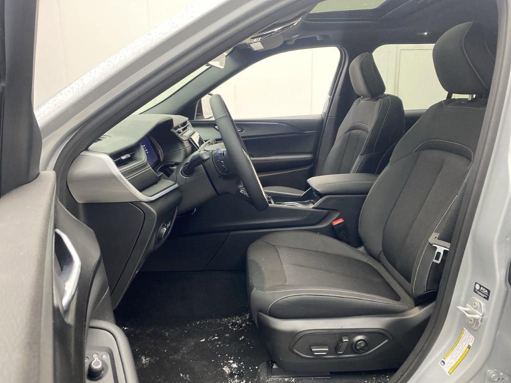 new 2025 Jeep Grand Cherokee car, priced at $39,072