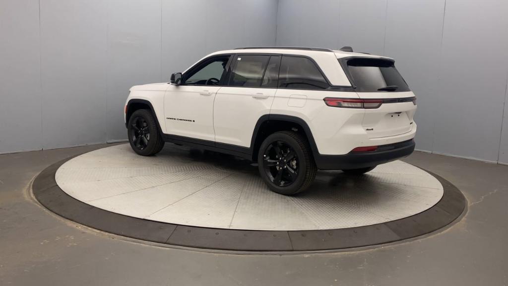 new 2025 Jeep Grand Cherokee car, priced at $49,890