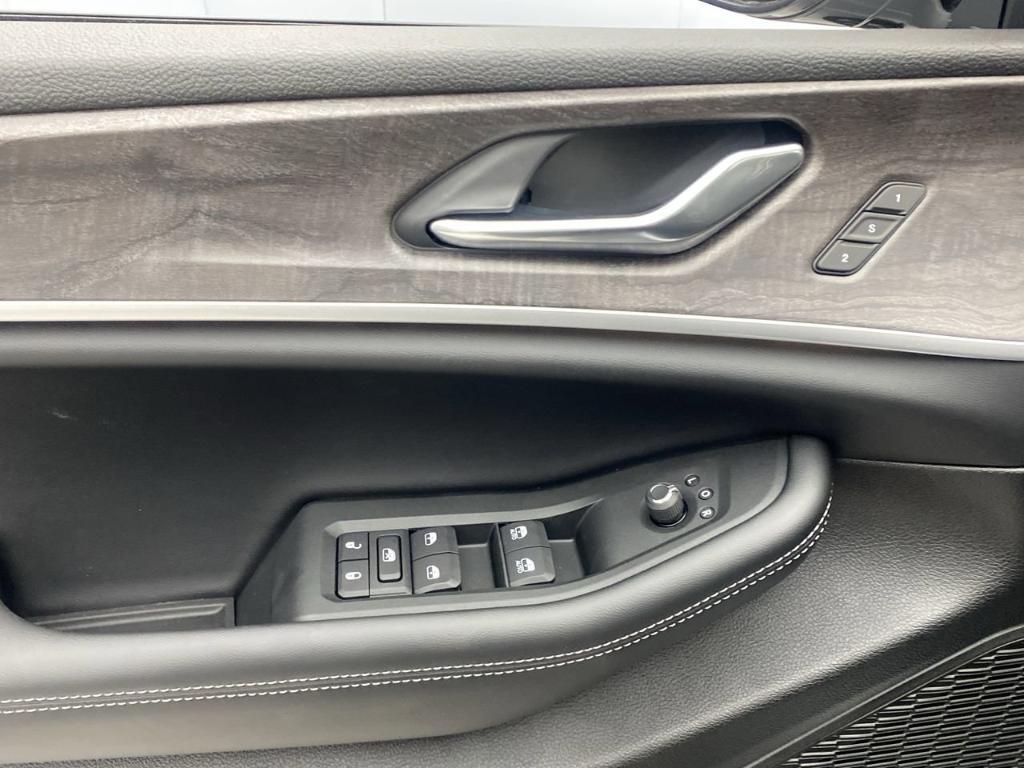 new 2025 Jeep Grand Cherokee car, priced at $49,890