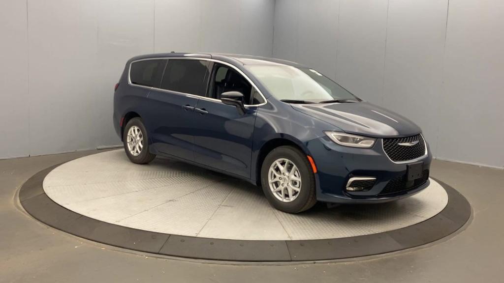 new 2025 Chrysler Pacifica car, priced at $42,640