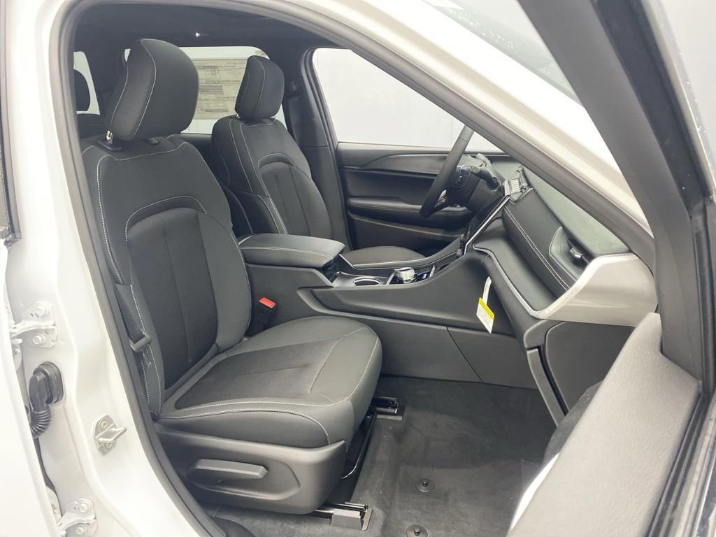 new 2025 Jeep Grand Cherokee car, priced at $41,177