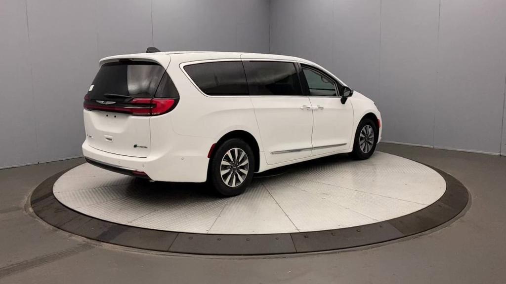 new 2023 Chrysler Pacifica Hybrid car, priced at $42,386