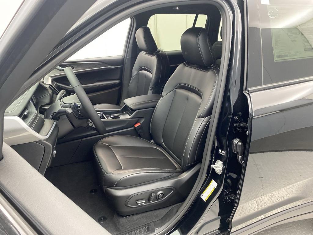 new 2025 Jeep Grand Cherokee car, priced at $42,181
