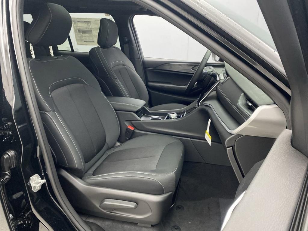 new 2025 Jeep Grand Cherokee car, priced at $40,420