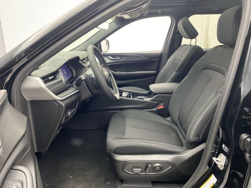 new 2025 Jeep Grand Cherokee car, priced at $40,420