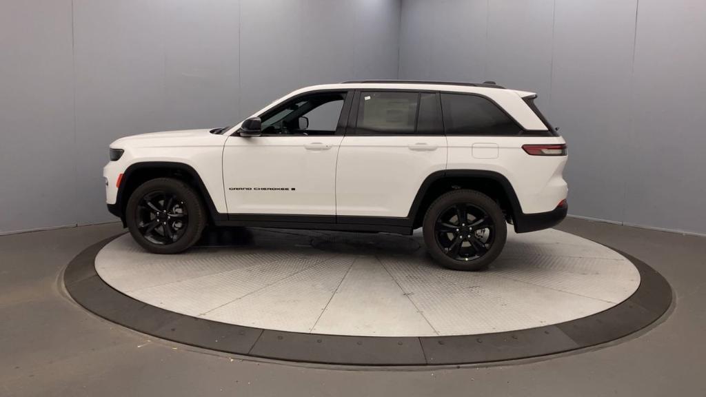 new 2025 Jeep Grand Cherokee car, priced at $50,440