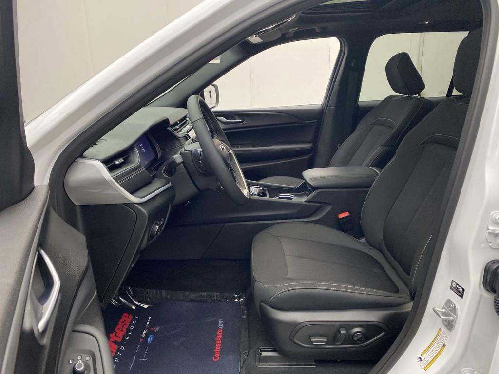 new 2025 Jeep Grand Cherokee car, priced at $38,677