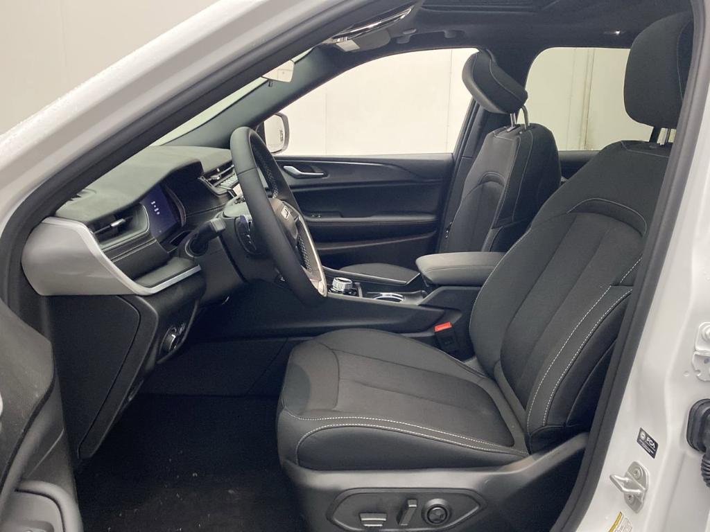 new 2025 Jeep Grand Cherokee car, priced at $41,177