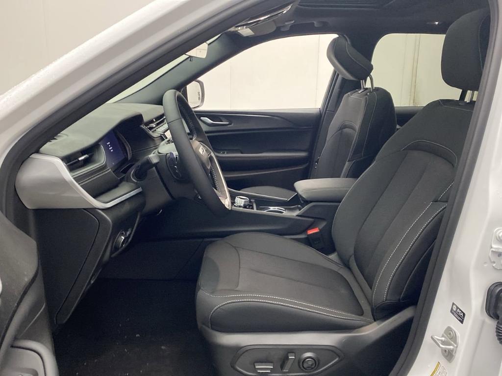 new 2025 Jeep Grand Cherokee car, priced at $41,177