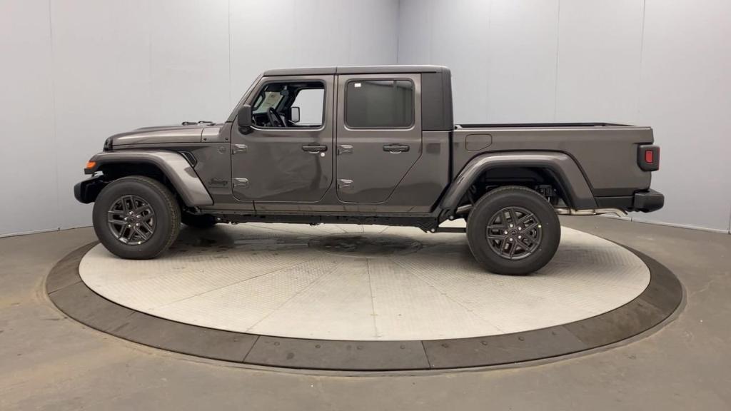 new 2024 Jeep Gladiator car, priced at $43,220