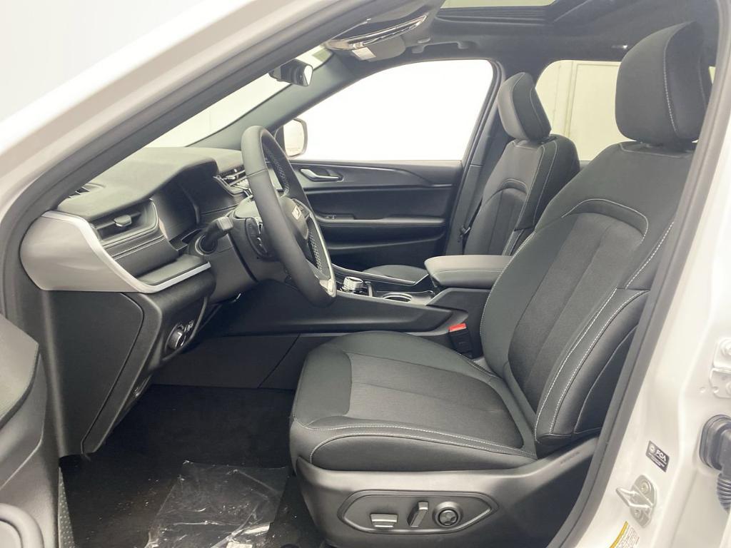 new 2025 Jeep Grand Cherokee car, priced at $41,177