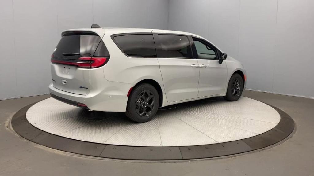 new 2023 Chrysler Pacifica Hybrid car, priced at $45,245
