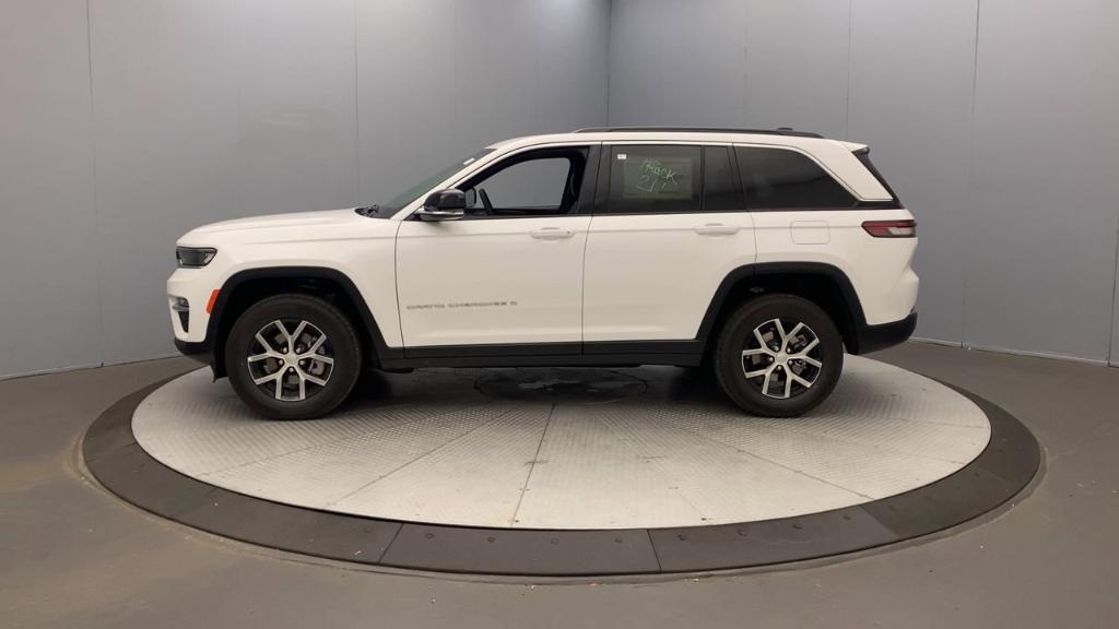 new 2025 Jeep Grand Cherokee car, priced at $45,200