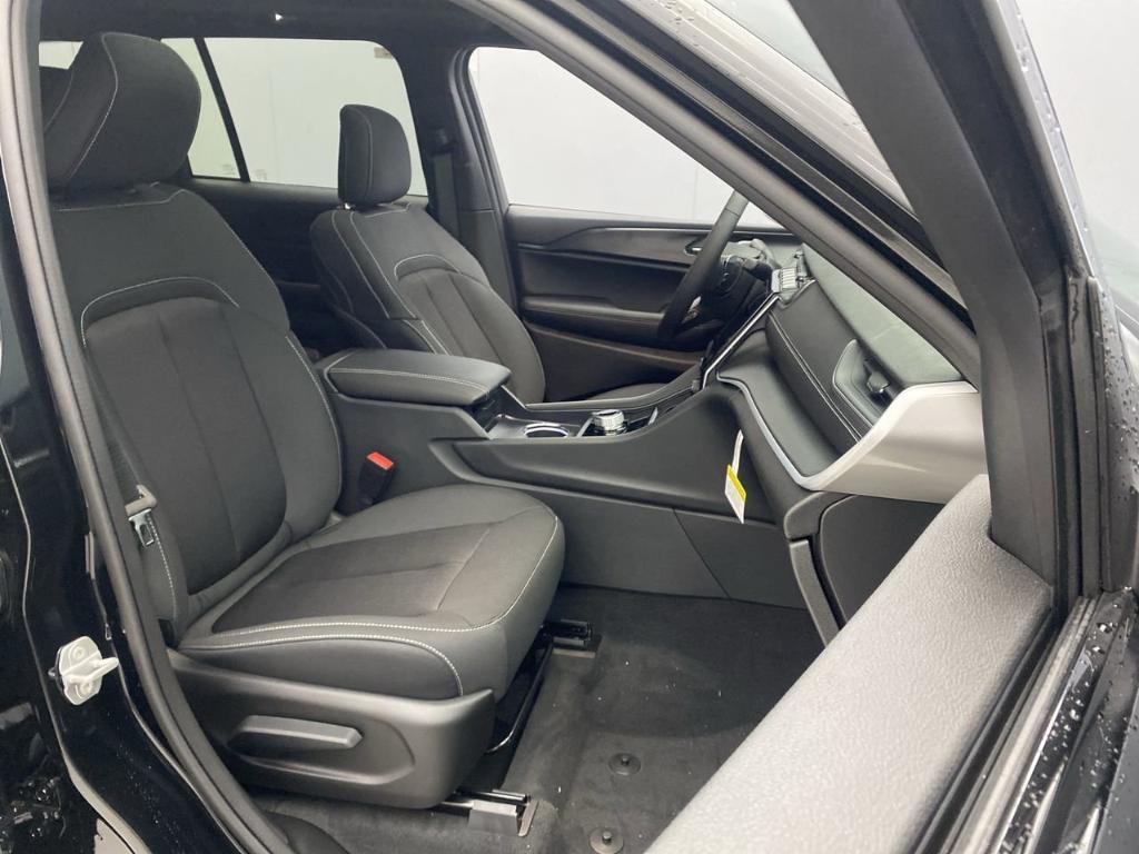 new 2025 Jeep Grand Cherokee car, priced at $41,920