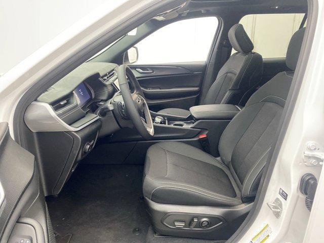 new 2025 Jeep Grand Cherokee car, priced at $41,177