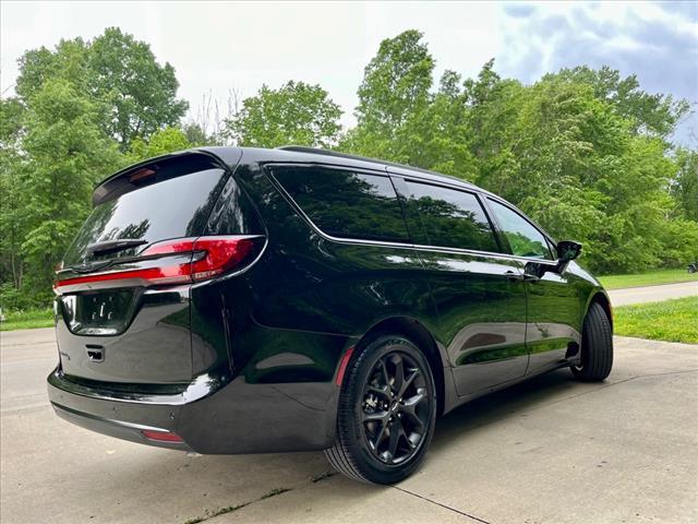 new 2024 Chrysler Pacifica car, priced at $39,700