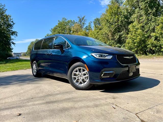 new 2025 Chrysler Pacifica car, priced at $42,640