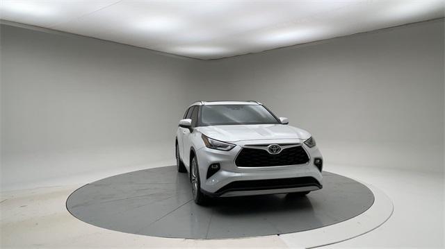 used 2022 Toyota Highlander car, priced at $42,194