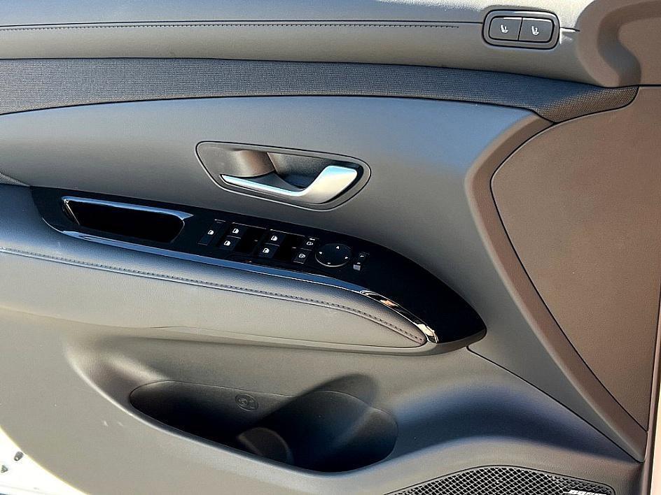 new 2025 Hyundai TUCSON Hybrid car, priced at $38,579