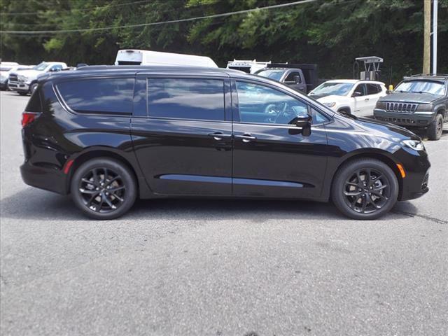 new 2024 Chrysler Pacifica car, priced at $40,977