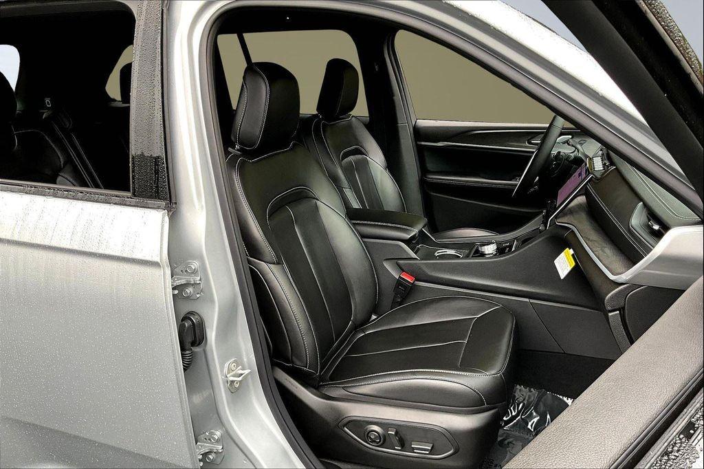 new 2025 Jeep Grand Cherokee car, priced at $45,990