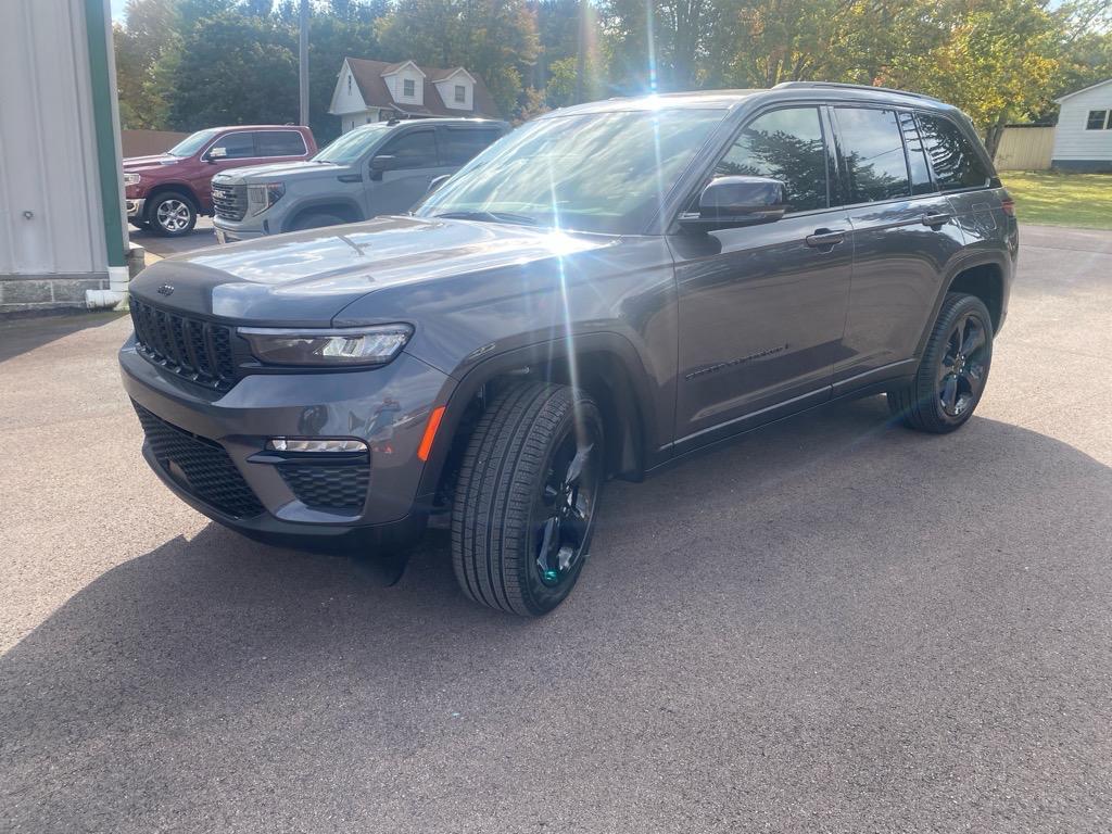 new 2025 Jeep Grand Cherokee car, priced at $51,397