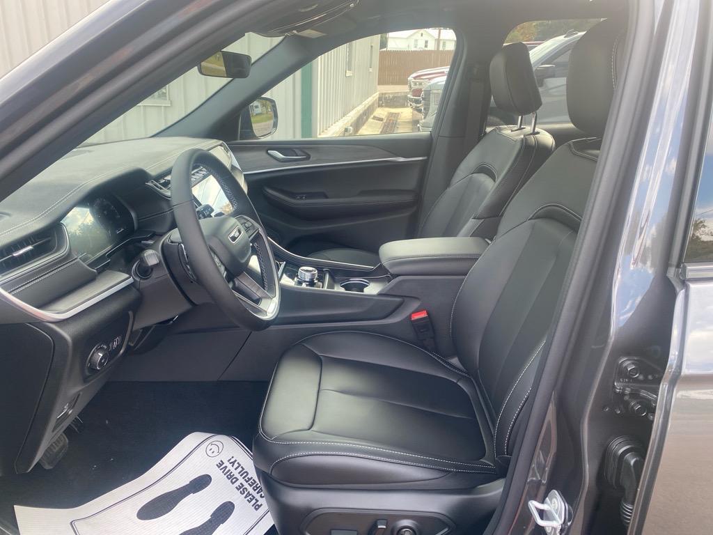 new 2025 Jeep Grand Cherokee car, priced at $51,397