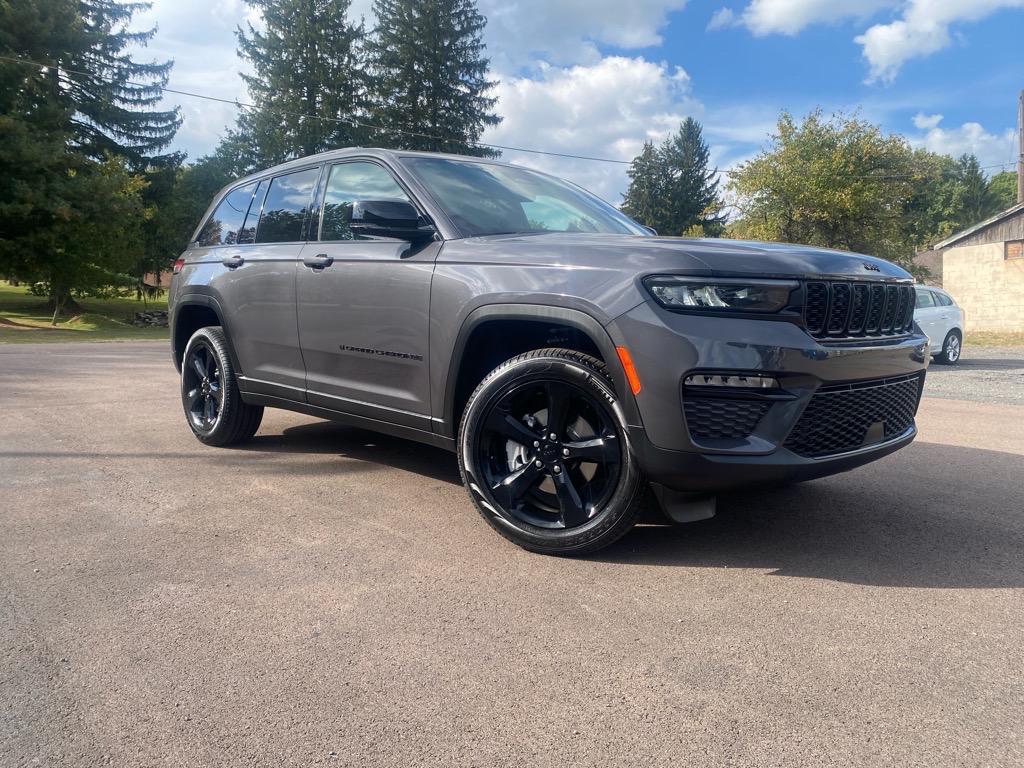 new 2025 Jeep Grand Cherokee car, priced at $51,397