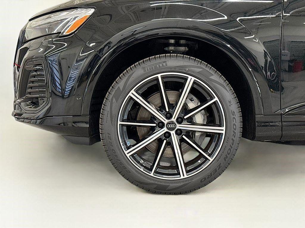 new 2025 Audi Q7 car, priced at $70,290