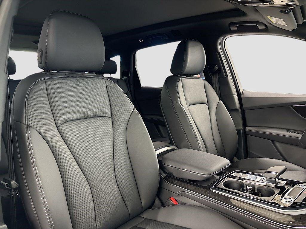 new 2025 Audi Q7 car, priced at $70,290
