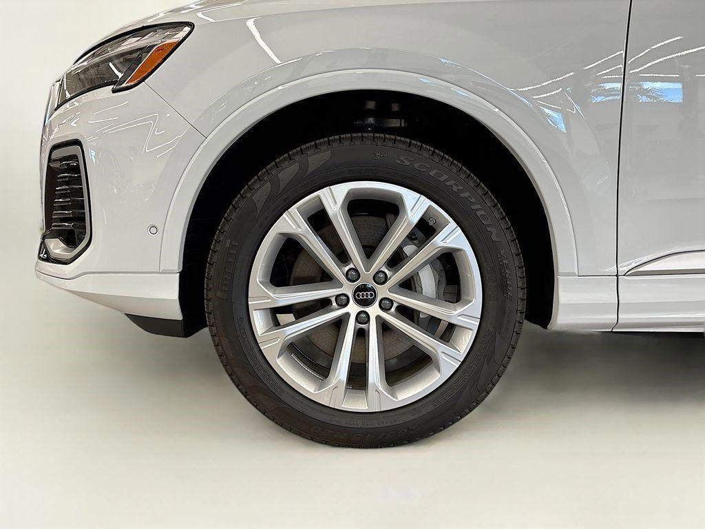 new 2025 Audi Q7 car, priced at $68,220