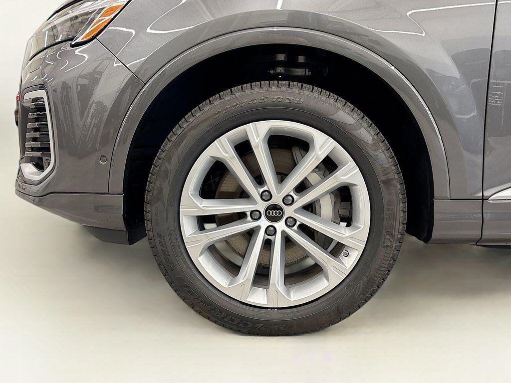 new 2025 Audi Q7 car, priced at $70,520