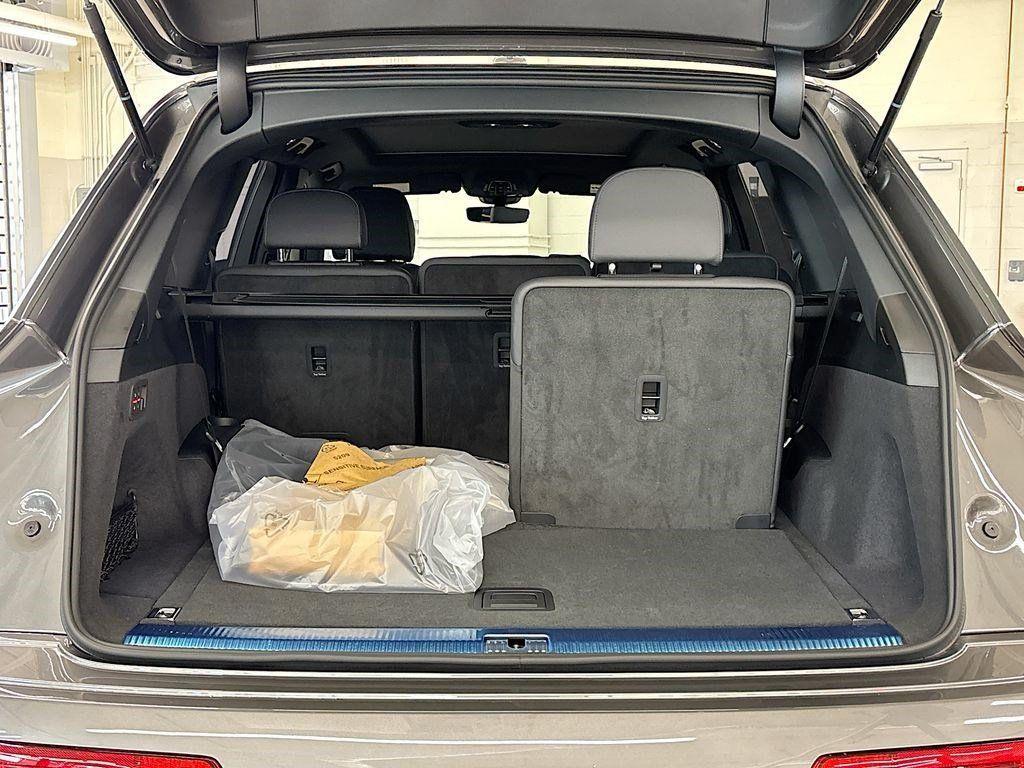 new 2025 Audi Q7 car, priced at $70,520