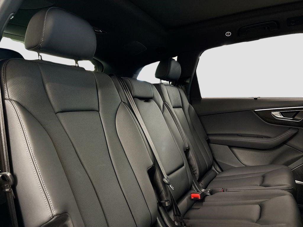 new 2025 Audi Q7 car, priced at $70,520