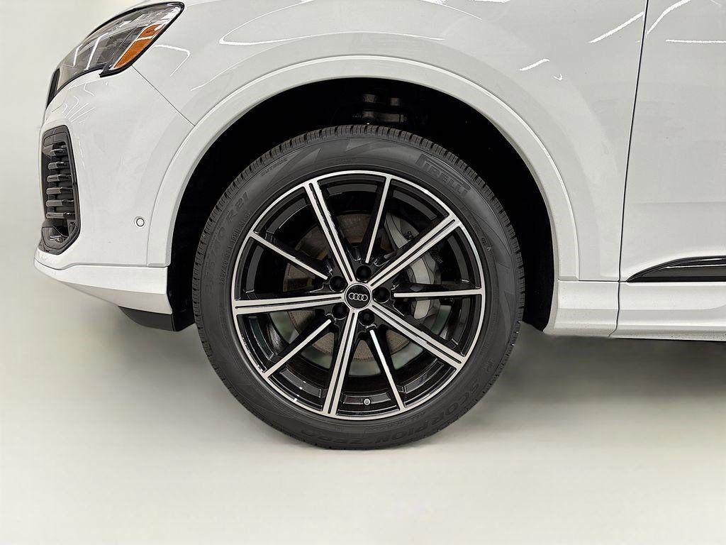 new 2025 Audi Q7 car, priced at $69,695