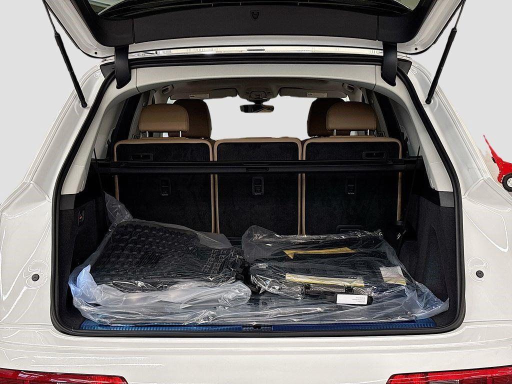new 2025 Audi Q7 car, priced at $69,695