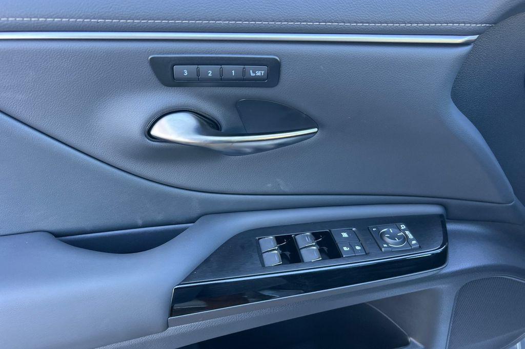 new 2025 Lexus ES 300h car, priced at $51,164