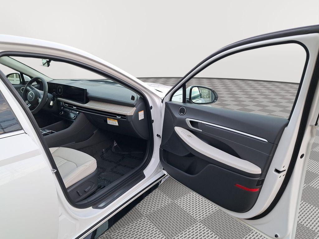 new 2025 Hyundai Sonata Hybrid car, priced at $34,377
