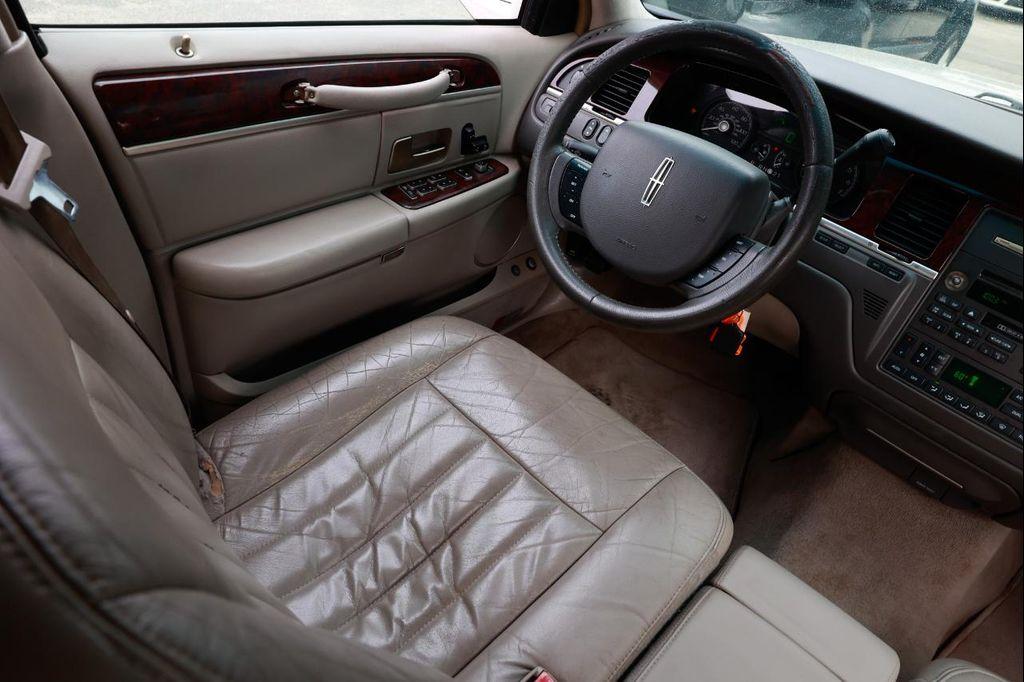 used 2006 Lincoln Town Car car, priced at $4,900