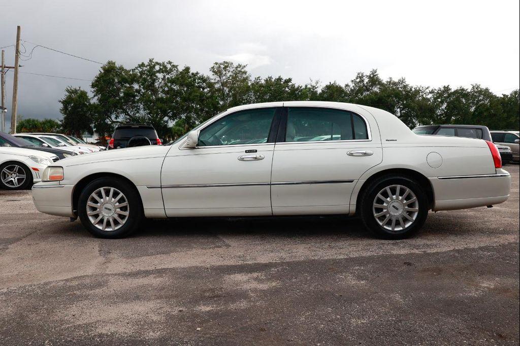 used 2006 Lincoln Town Car car, priced at $4,900