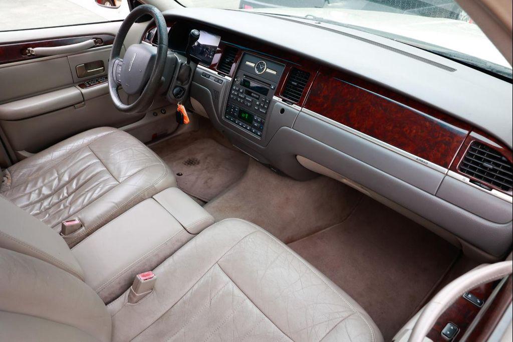 used 2006 Lincoln Town Car car, priced at $4,900
