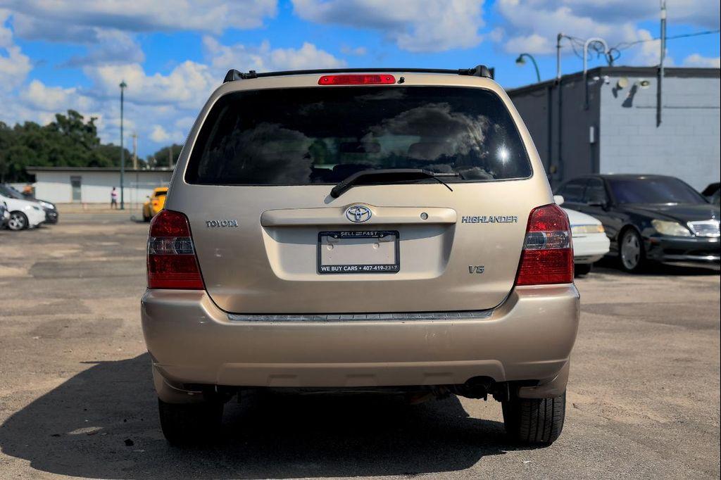 used 2006 Toyota Highlander car, priced at $3,900