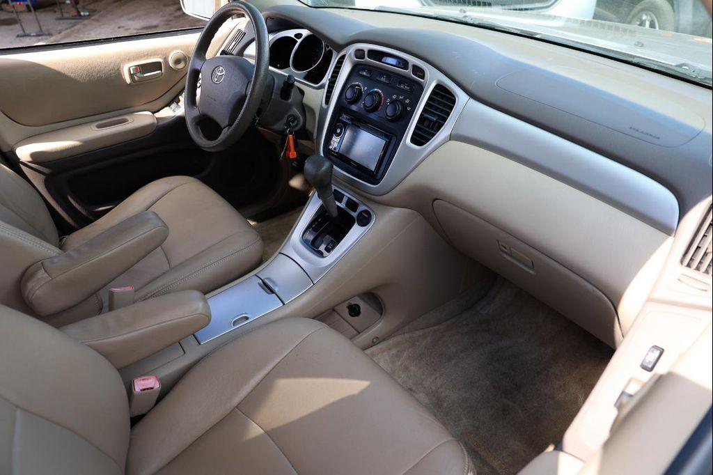 used 2006 Toyota Highlander car, priced at $3,900