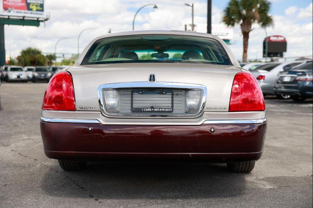 used 2003 Lincoln Town Car car, priced at $2,900